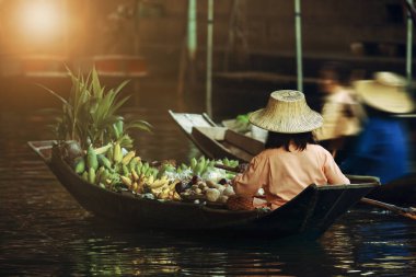 meyve satıcı Yelkenli tekne dumneon saduak yüzen Pazar ratchaburi Tayland içinde