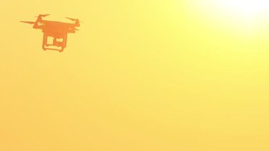 Sarı gökyüzüne karşı uçan dört pervaneli dron