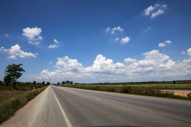 Asfalt yol ve kırsal alanda bulutlu gökyüzü