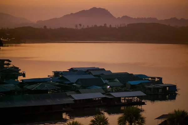 Luz morining de casa flotante en sangklaburi lago terr occidental —  Fotos de Stock