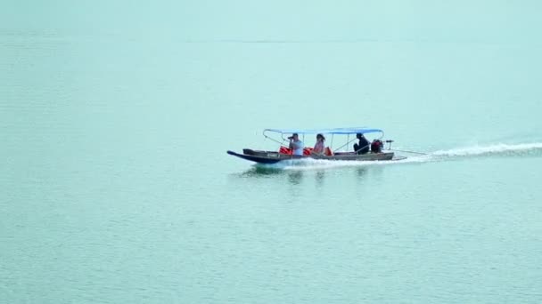 Kanchanaburi Thailand February25 2019 Barco Turístico Navegando Distrito Sangkhla Buri — Vídeo de stock