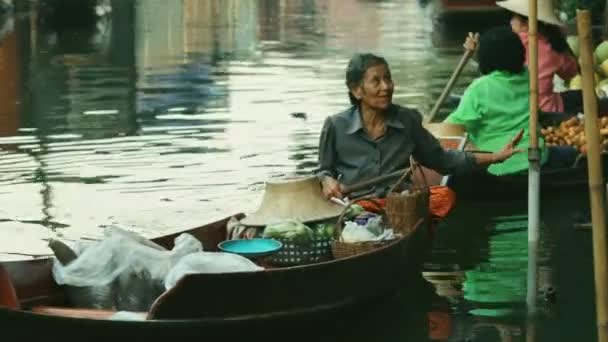 Ratchaburi Thailand January12 2019 Mujer Asiática Identificada Navegando Barco Madera — Vídeo de stock