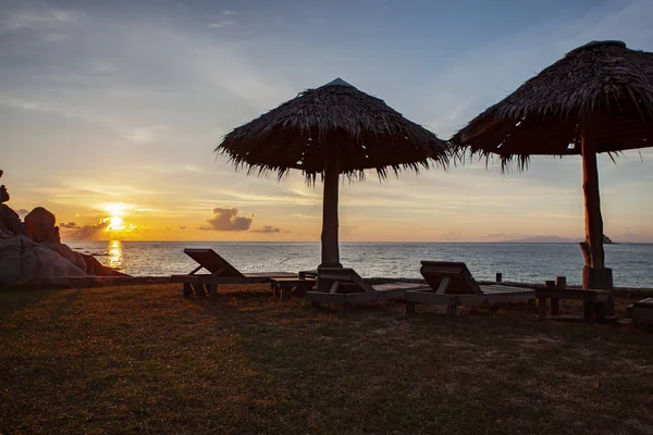 Vackra solen stiger sky på koh tao island en av mest populära t — Stockfoto