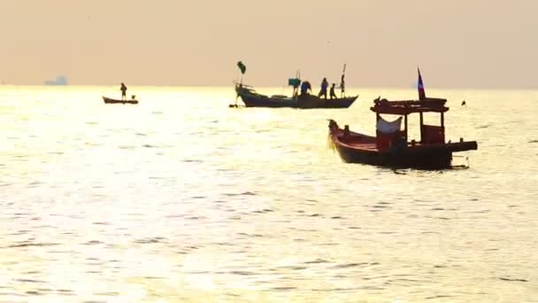 Barco Pesca Flotando Sobre Agua Mar Contra Cielo Hermoso Atardecer — Vídeo de stock