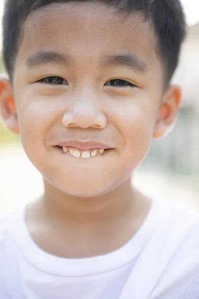 Gezicht van Aziatische kinderen tand lachend gezicht close-up — Stockfoto