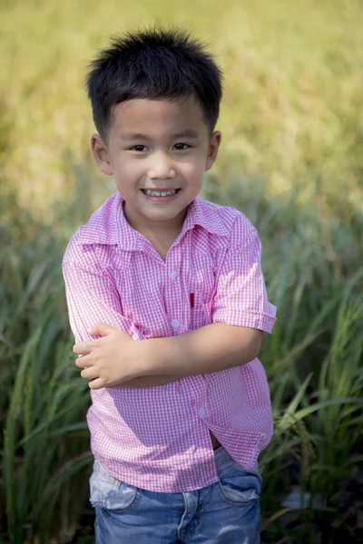 Headshot van vrolijke Aziatisch toothy lachend gezicht close-up — Stockfoto