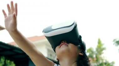 VR kamera mutluluk yüzü açık duran giyen çocuk