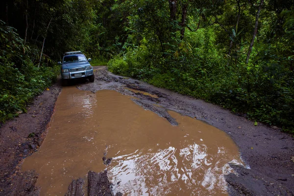 泰国清迈-9月 25 2013:4x4 suv 汽车的做法 — 图库照片