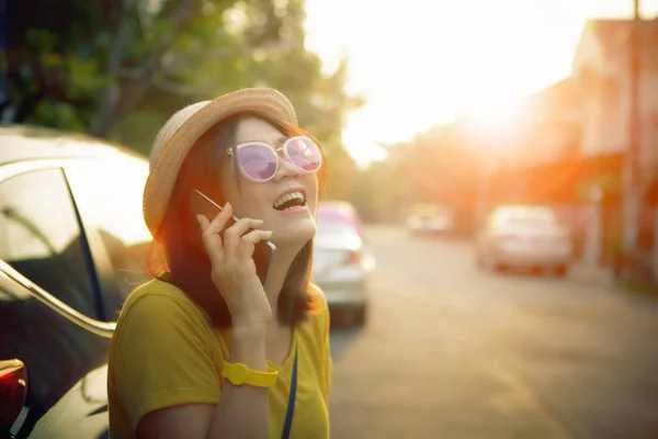 Volto di felicità emozione donna parlando sul cellulare in piedi — Foto Stock