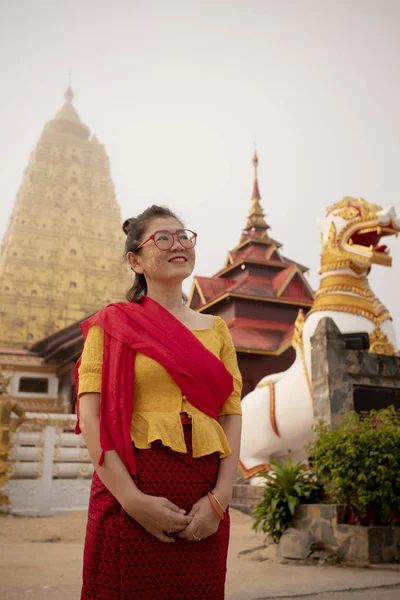 Asiático mujer toothy sonriendo cara de pie delante de buddhism pa — Foto de Stock