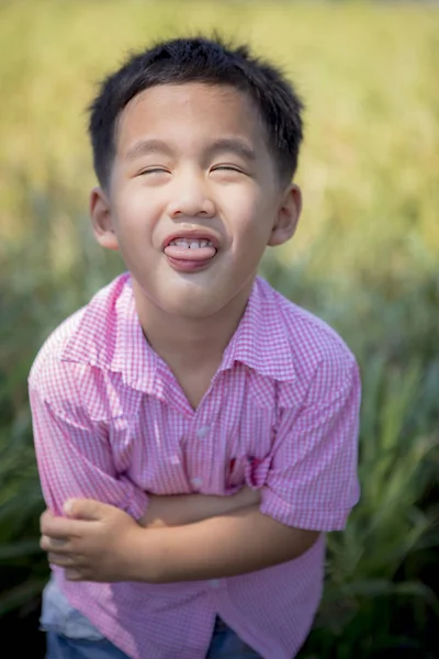 Headshot van Aziatische kinderen lachen met geluk gezicht close-up — Stockfoto