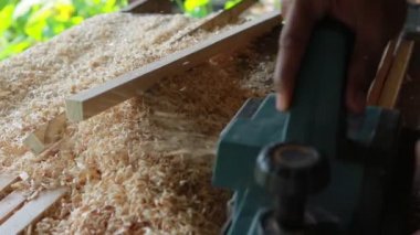 ev iş dükkanında çalışan ahşap matkap makine yakın