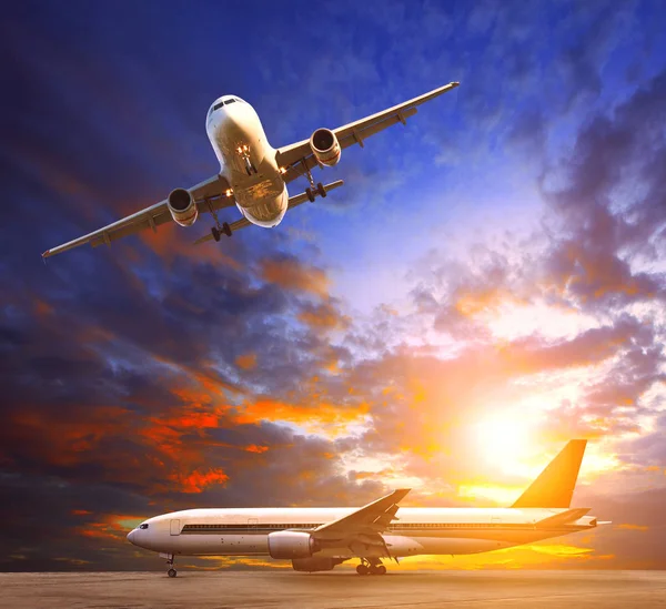Passenger jet plane preparing to landing against beautiful dusky — Stock Photo, Image