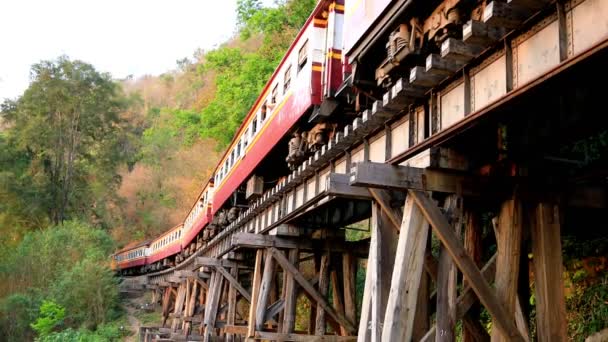 Trenes Tailandeses Que Pasan Por Ferrocarril Muerte Territorio Occidental Tailandia — Vídeo de stock