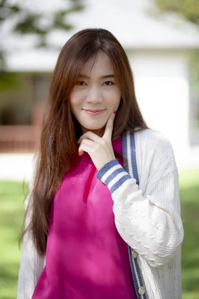 笑脸美丽的亚洲年轻女子的幸福情感 — 图库照片