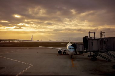 Havaalanı terminali EA kalkış için hazırlanıyor yolcu uçağı