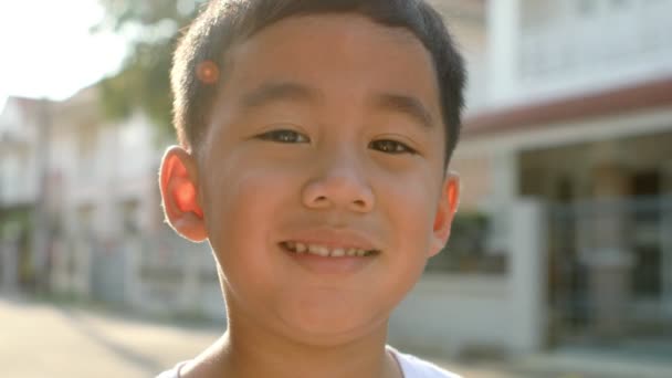 Primer Plano Headshot Asiático Niños Sonriendo Cara Aire Libre — Vídeos de Stock