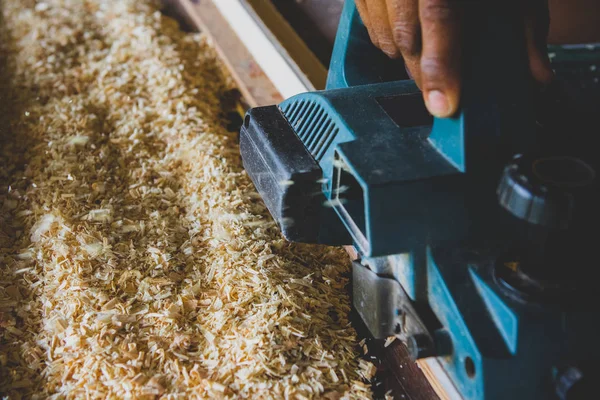 Chiudere trapano in legno che lavora in officina a casa — Foto Stock