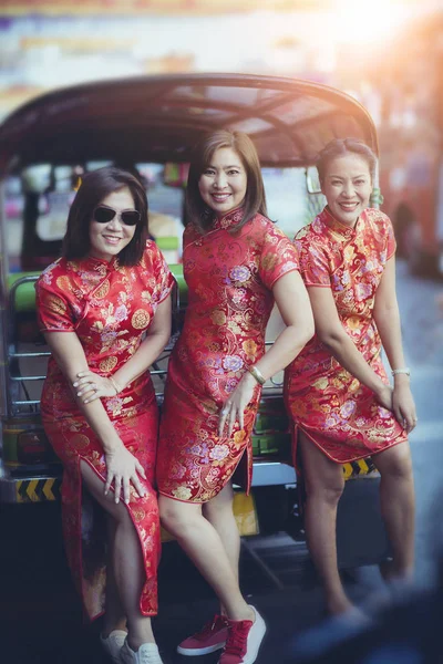 Groep van Aziatische vrouw het dragen van Chinese traditie kleding toothy SM — Stockfoto