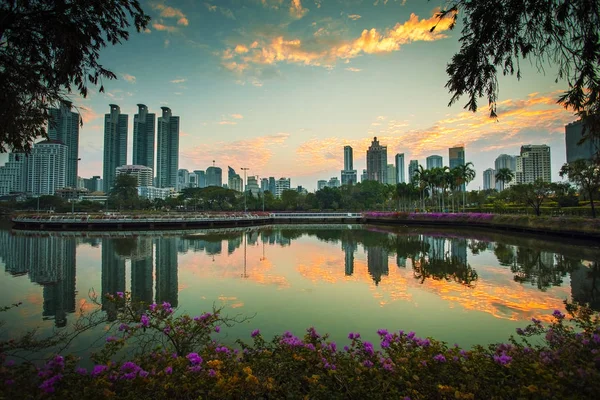 Rascacielos Bangkok contra el hermoso cielo de la mañana —  Fotos de Stock