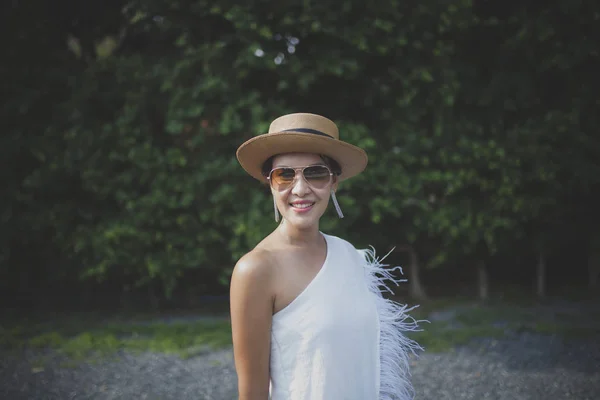 Güzel Asyalı kadın saman şapka Toip ile beyaz elbise giyiyor — Stok fotoğraf