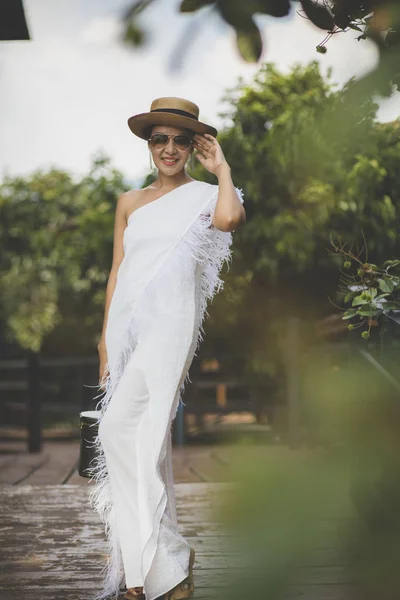 Beautiful asian woman wearing white dress with straw hat toothy — Stock Photo, Image
