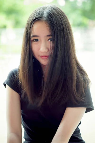 Portret headshot z pięknym azjatyckim nastolatkiem patrząc z oczami — Zdjęcie stockowe