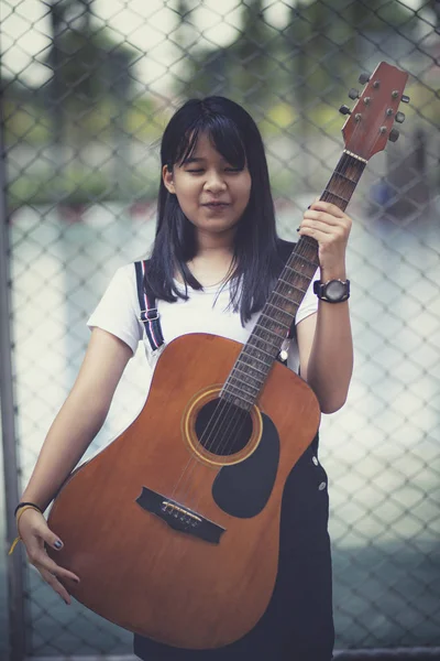 Asiatische Teenager und spanische Gitarre im Freien stehen — Stockfoto