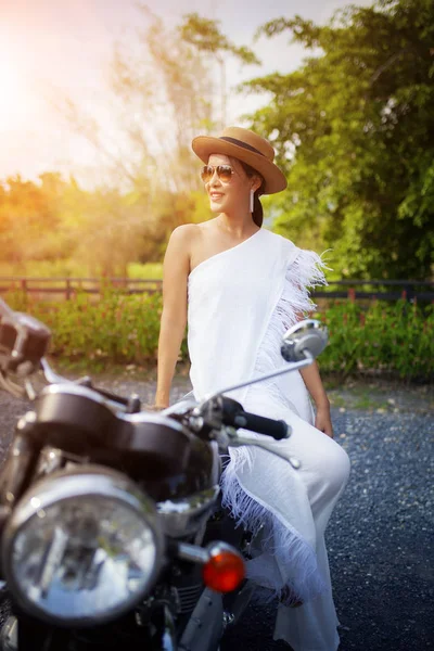 Belle asiatique jeune femme équitation sur vintage moto — Photo