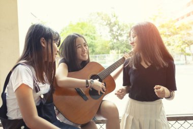 Asya genç mutluluk grup İspanyolca gitar oynamak