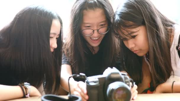 Grupo Ásia Adolescente Relaxante Jardim Com Dslr Câmera Mão — Vídeo de Stock