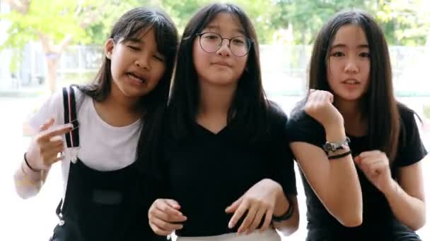 アジアのティーンエイジャーグループ歌う歌 — ストック動画