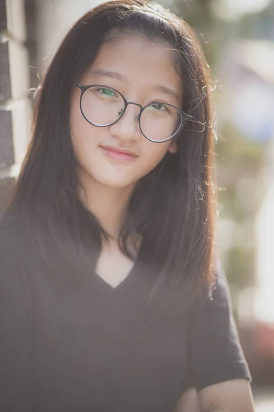 Açık Konumda Güzel Asya Genç Portre — Stok fotoğraf