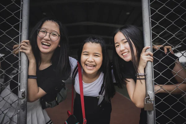 Grupo de alegre asiático adolescente felicidade emoção no escola spo — Fotografia de Stock