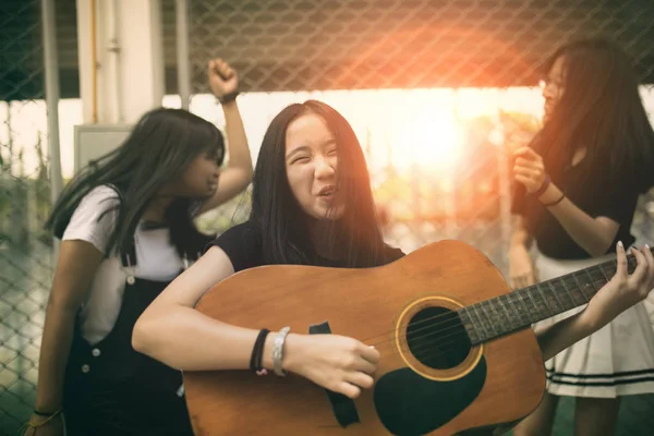 一群亚洲青少年站在户外弹奏西班牙吉他 — 图库照片