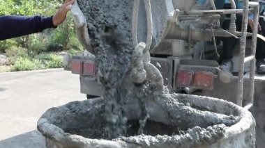 İnşaat alanındaki kovaya çimento karışımı.