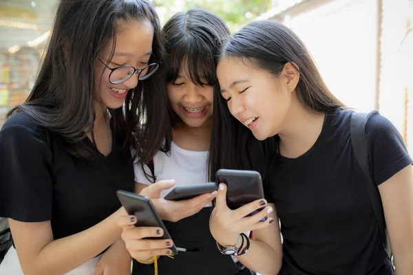 Asiático adolescente rindo com felicidade rosto leitura mensagem em s — Fotografia de Stock