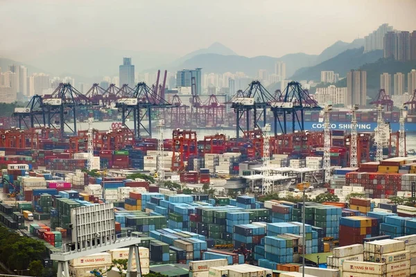 Hong kong - 15.march2019: große Anzahl von Containerboxen im Schiff — Stockfoto