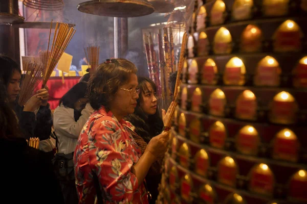 Hong kong china - march17,2019 : unidentified people praying in — Stock Photo, Image