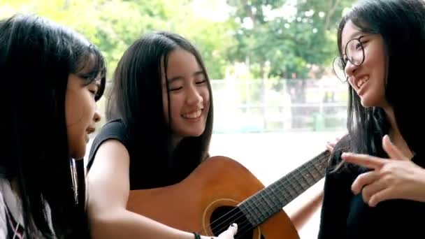Grupo Asiático Adolescente Jogar Espanhol Guitarra — Vídeo de Stock
