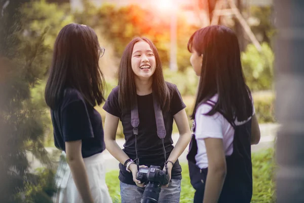 Tres asiático adolescente con dslr cámara en mano pose como moda m —  Fotos de Stock