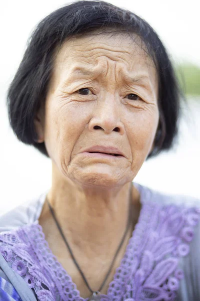Закрыть лицо азиатской пожилой женщины, плачущей эмоциями — стоковое фото