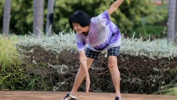 高级亚洲妇女晨练在公园 — 图库视频影像