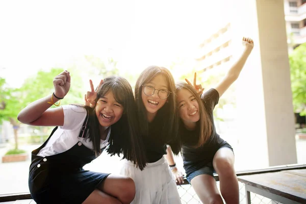 Gruppe asiatischer Teenager Glücksgefühle und entspannter Lebensstil — Stockfoto