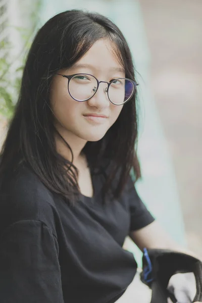 Azjatycki noszenie portret oko okulary strzał twarz uśmiechający się — Zdjęcie stockowe