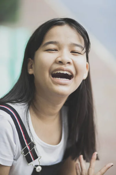 Nahaufnahme des Gesichts eines asiatischen Teenagers, der vor Glück lacht — Stockfoto