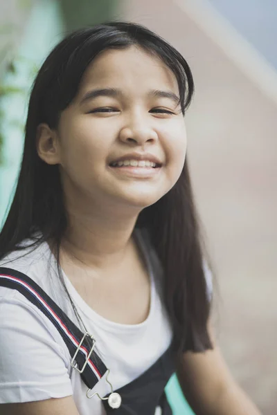 Nahaufnahme des Gesichts eines asiatischen Teenagers, der vor Glück lacht — Stockfoto