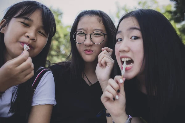 Grupo de asiático adolescente relaxante e comer lanche comida — Fotografia de Stock