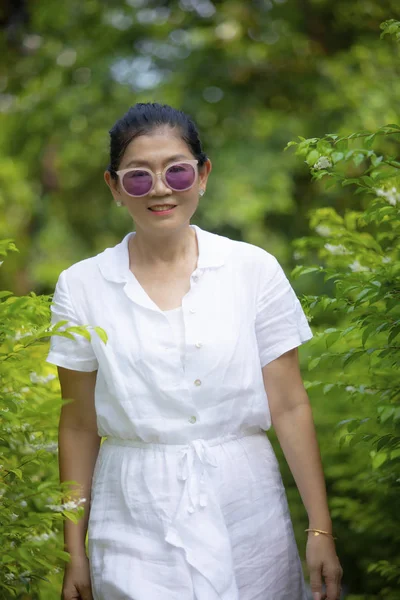 Vrouw het dragen van witte kleren tand glimlachen gezicht geluk emotio — Stockfoto