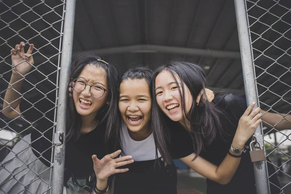 Gruppo di allegro asiatico adolescente felicità emozione in scuola spo — Foto Stock